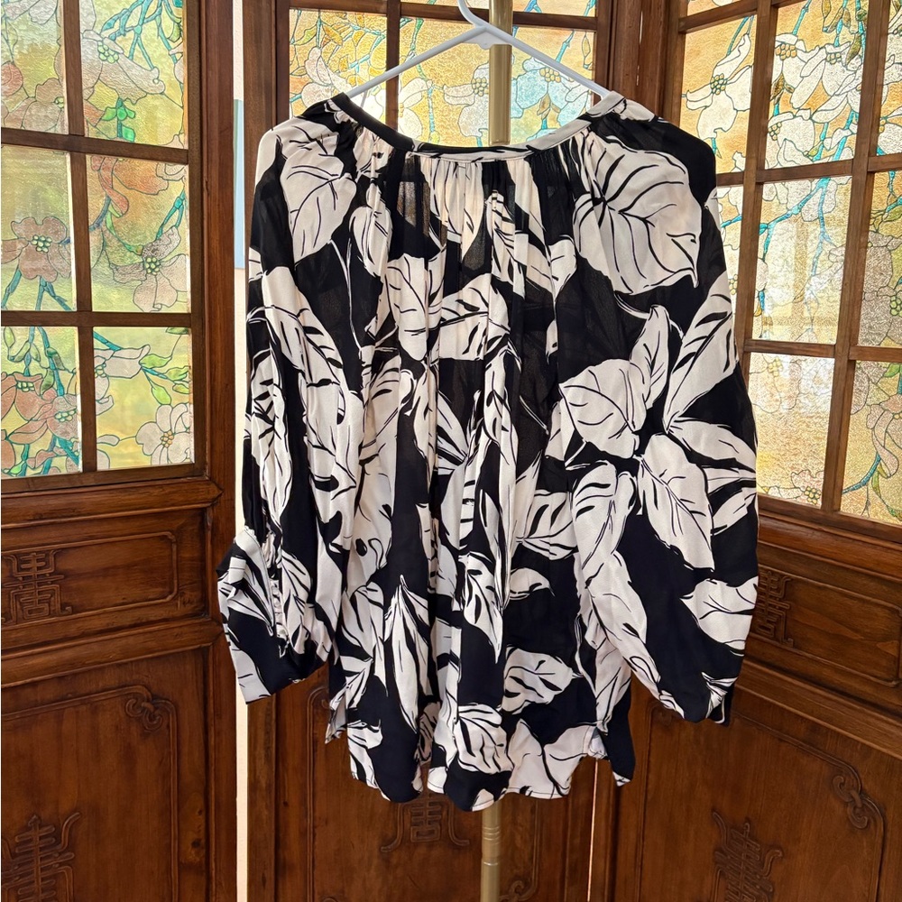 NWT Karen Kane Sand & Sky Leaf Print Blouse Sz M - Picture 4 of 5